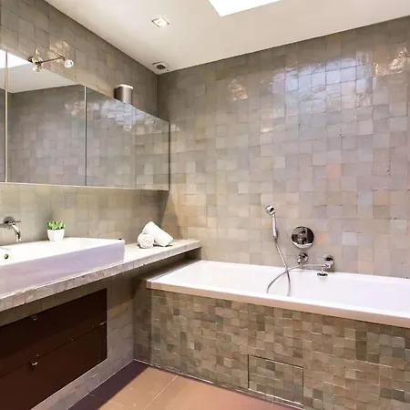Marais District - Superb 3 Bedroom Flatent Apartment *